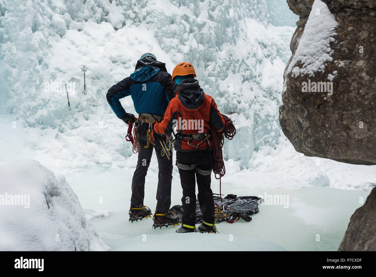 Couple préparation à l'escalade sur glace Banque D'Images