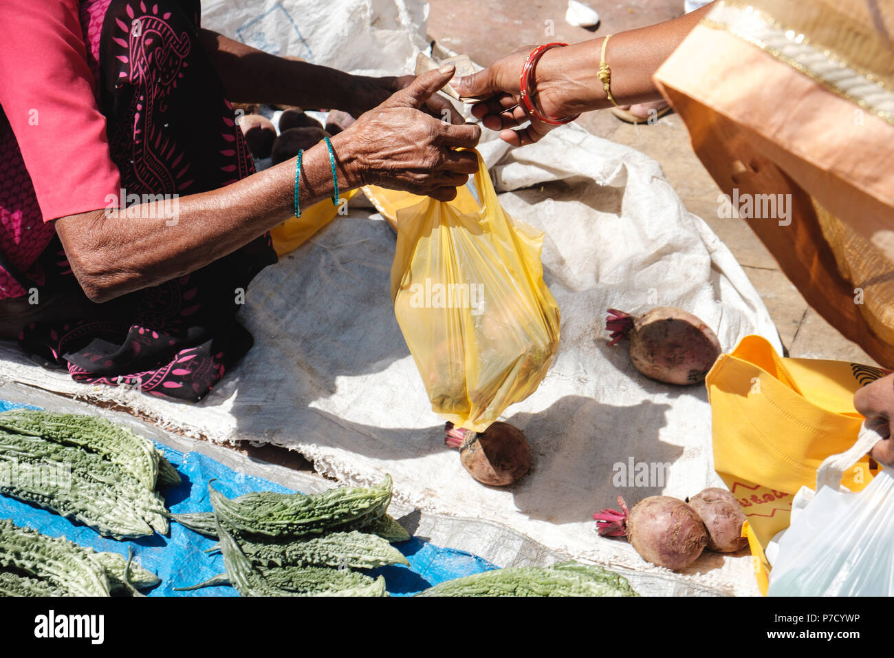 L'Inde.indiens acheter et vendre les fruits et légumes sur la masse de marché Banque D'Images