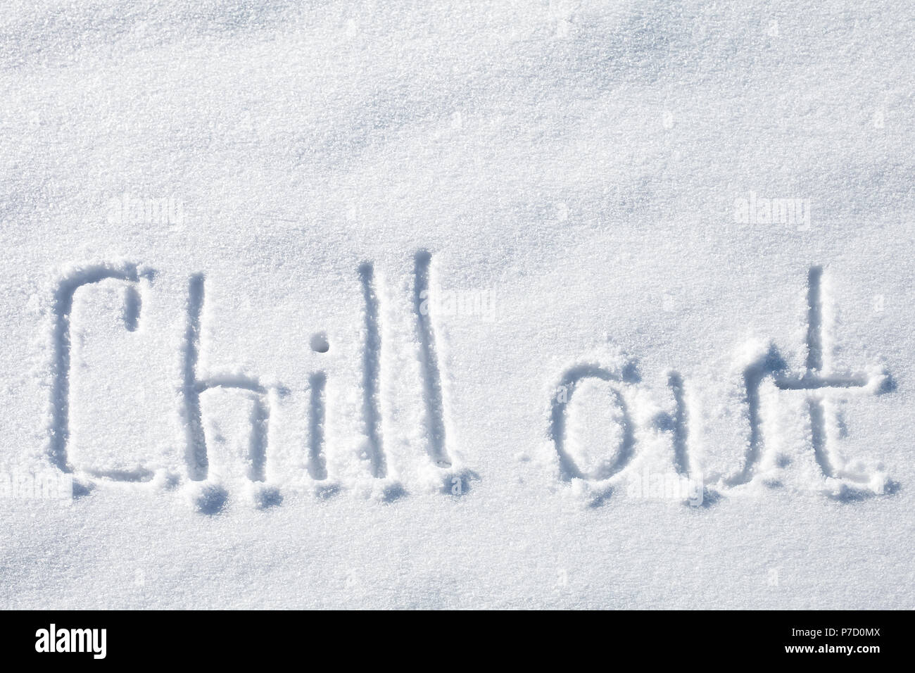 Chill out. Texte dessiné à la main sur de la neige fraîche Banque D'Images