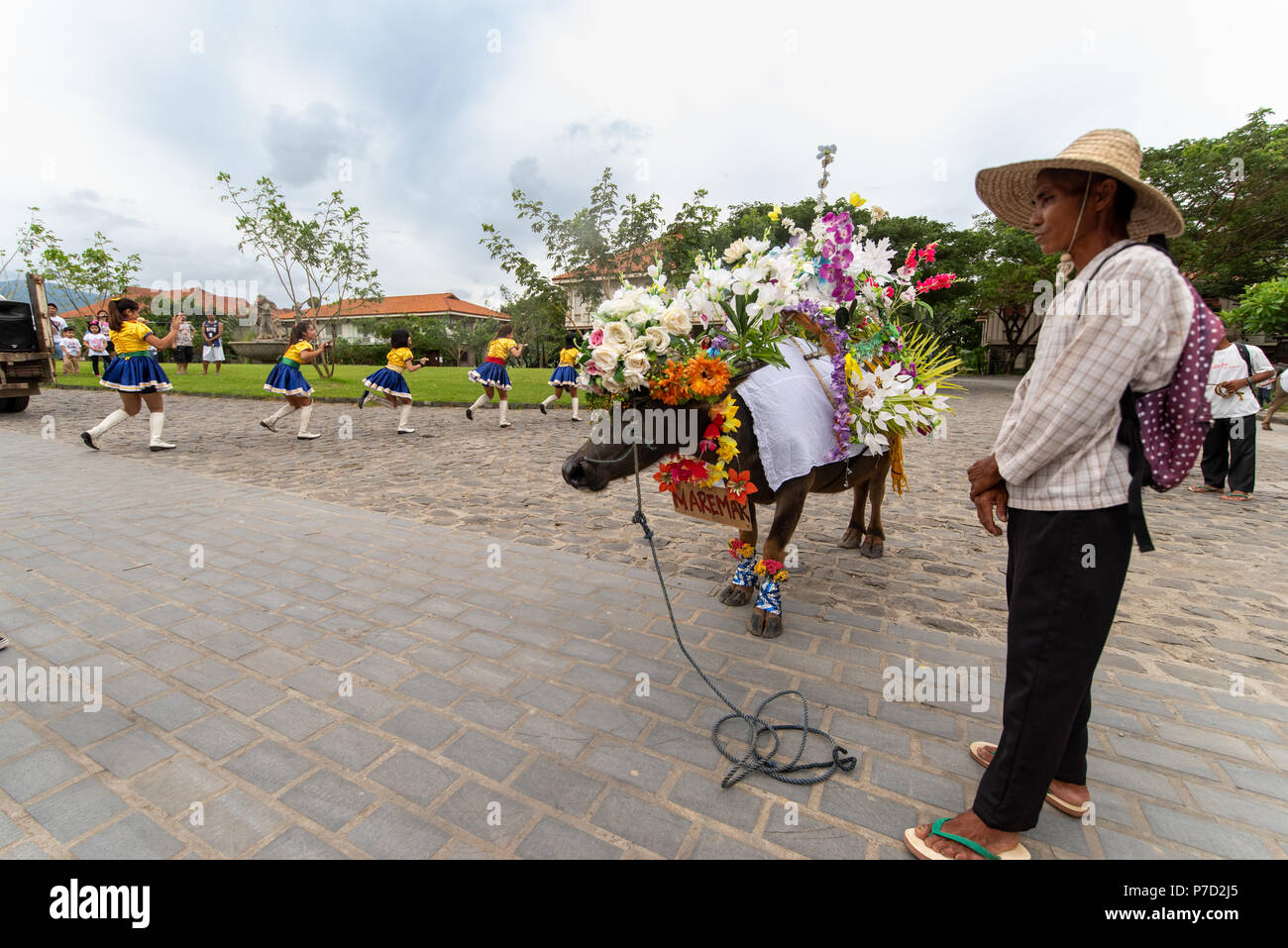 Bataan aux Philippines - Jun 30,2018 : Cheerleaders danser lors d'une cire en mars à Las Casas filipinas Banque D'Images