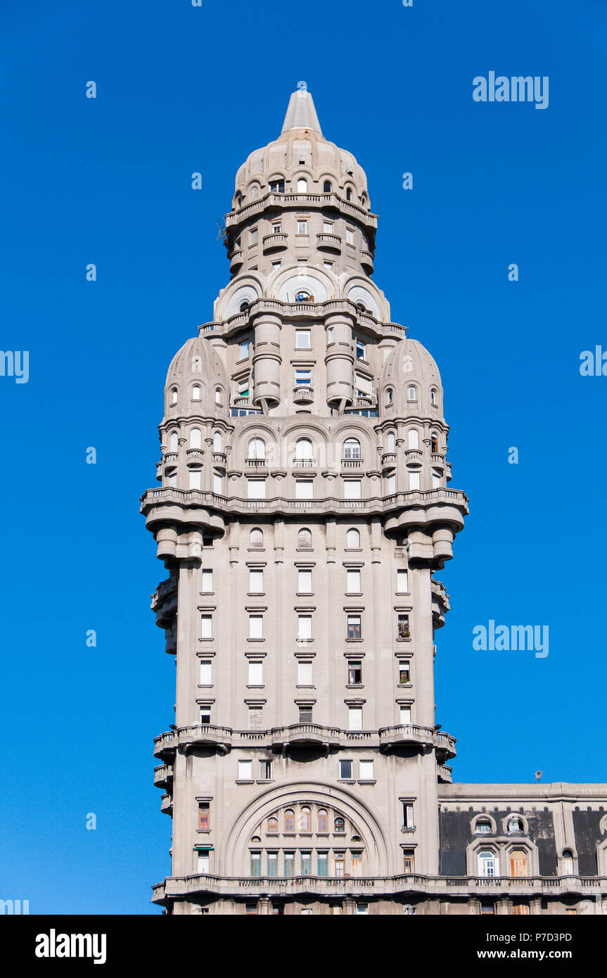 Palacio Salvo dans un style Art Déco, Plaza de la Independencia, Montevideo, Uruguay Banque D'Images