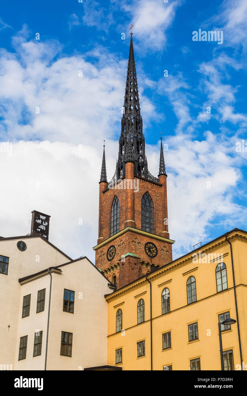 Église du monastère médiéval Riddarholmen avec flèches en fer forgé noir, Gamla Stan, Stockholm, Suède Banque D'Images