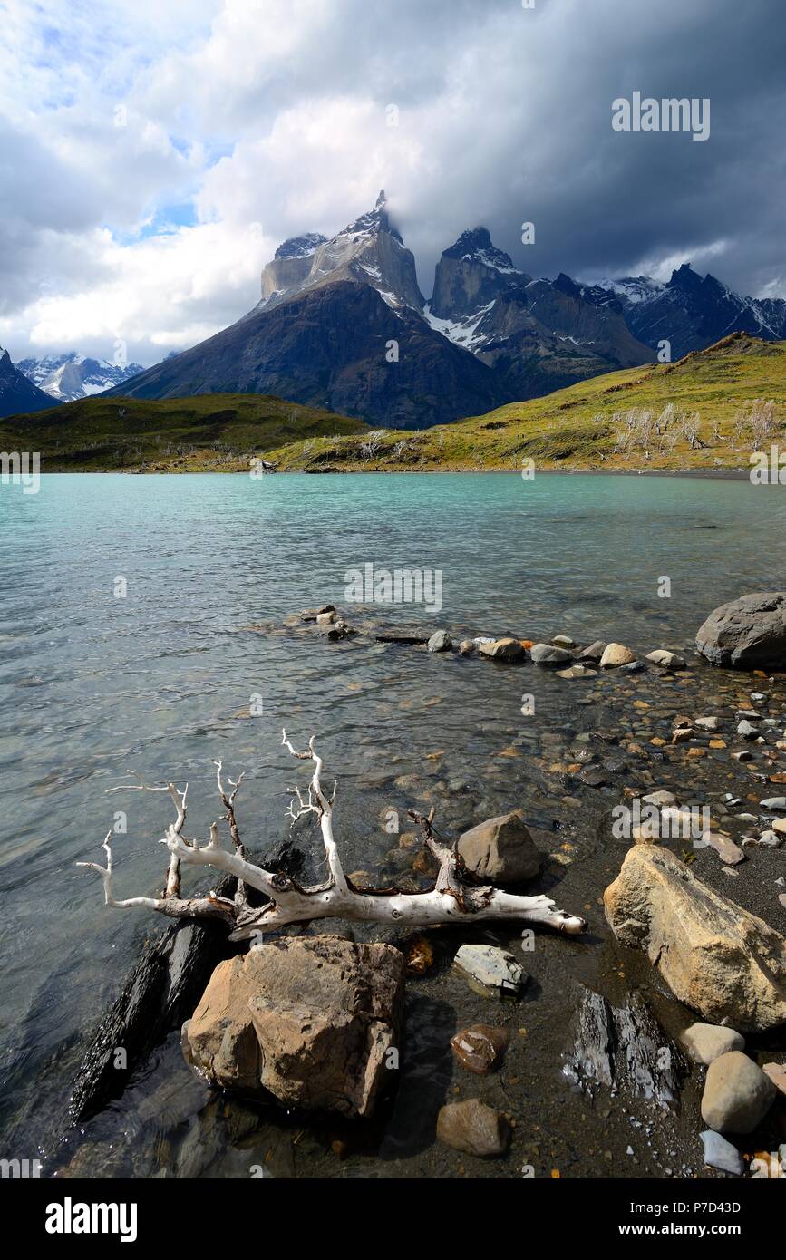 Vue sur le Lac Pehoe jusqu'aux montagnes Los Cuernos de nuages, Parc National Torres del Paine, Chili, Province de Última Esperanza Banque D'Images