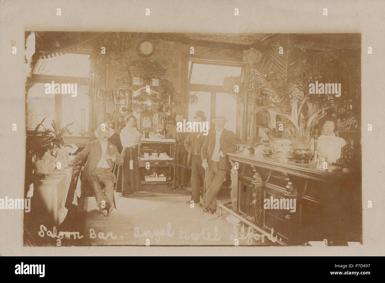 Vintage Photo du Salon-bar de l'hôtel Angel, Ilford, London, England, UK Banque D'Images