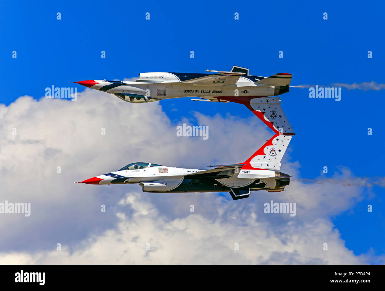 Dans cette photo, le n°5 et n°6 de l'Escadron de démonstration aérienne de l'Armée de l'air (Thunderbirds) effectuer le "Pass' Calypso manœuvre. Banque D'Images