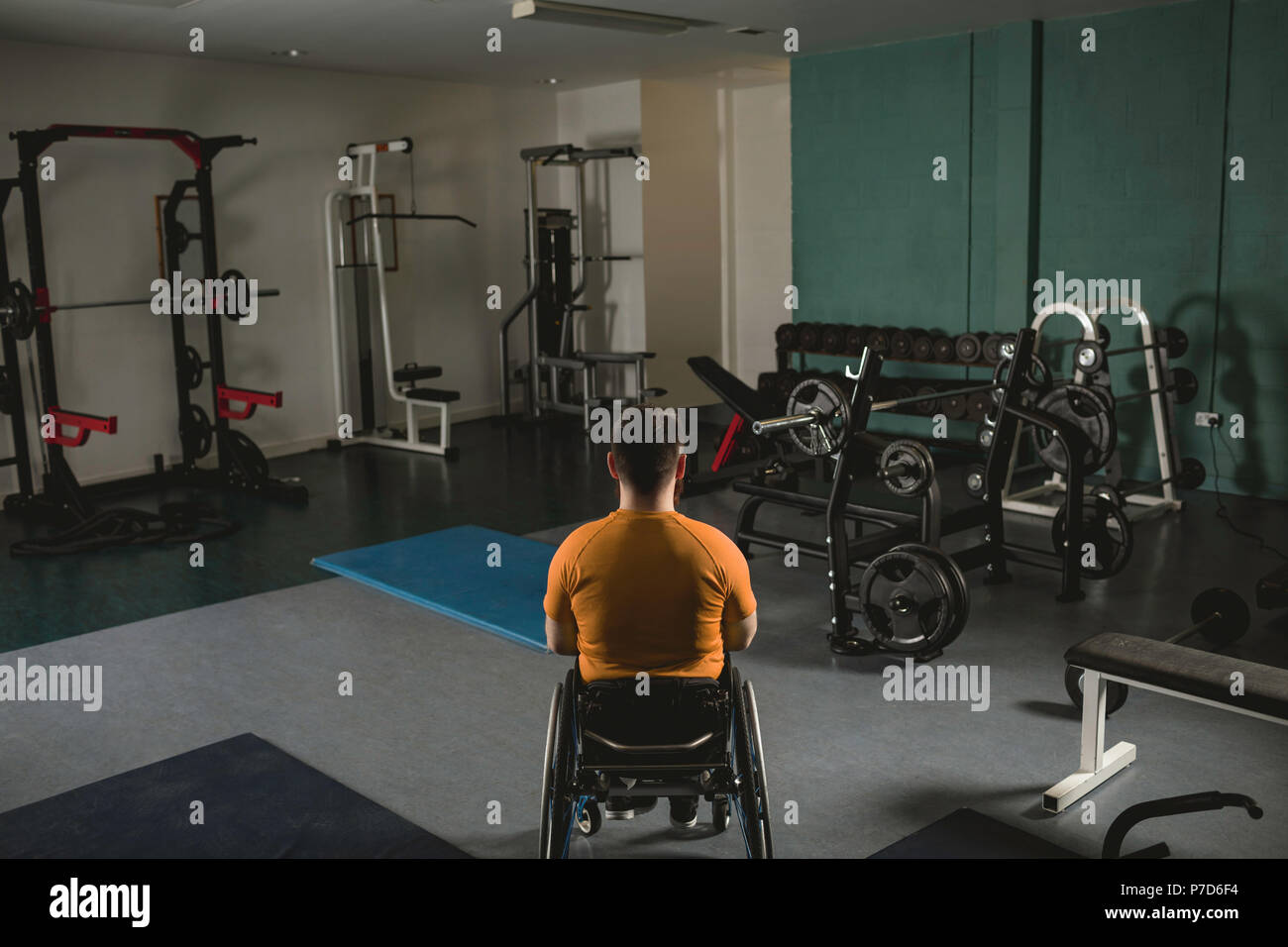 Homme handicapé détente sur fauteuil roulant dans la salle de sport Banque D'Images