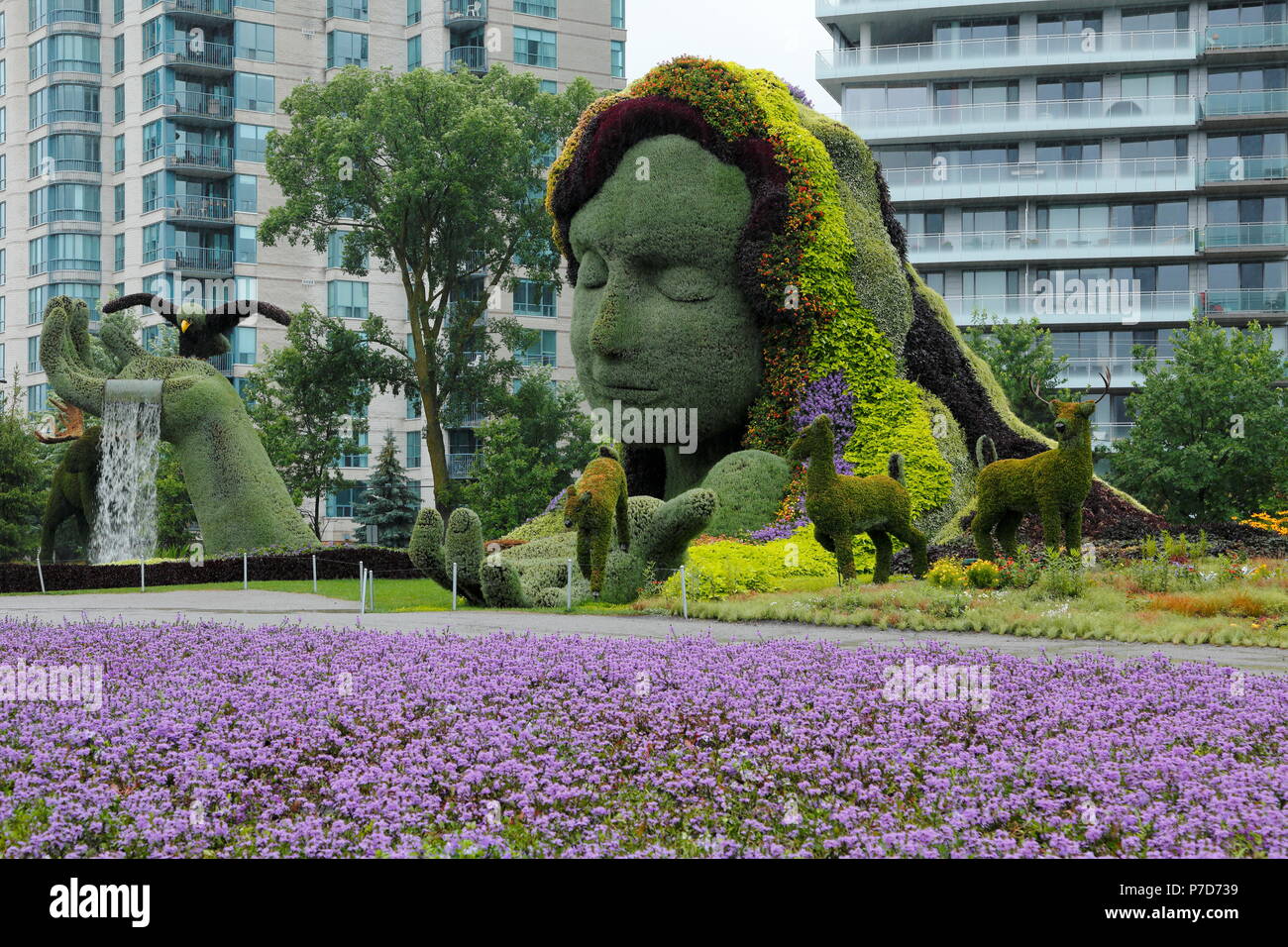 Sculpture végétale la terre mère avec les bâtiments modernes derrière, Mosaicanada Exposition, Gatineau, Québec, Canada Province Banque D'Images