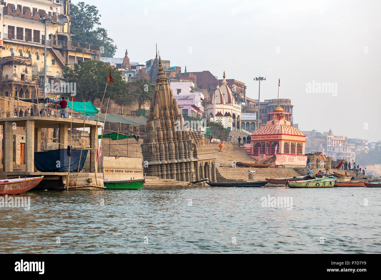 Temples et palais sur les ghats du Gange, à Varanasi, Uttar Pradesh, Inde Banque D'Images