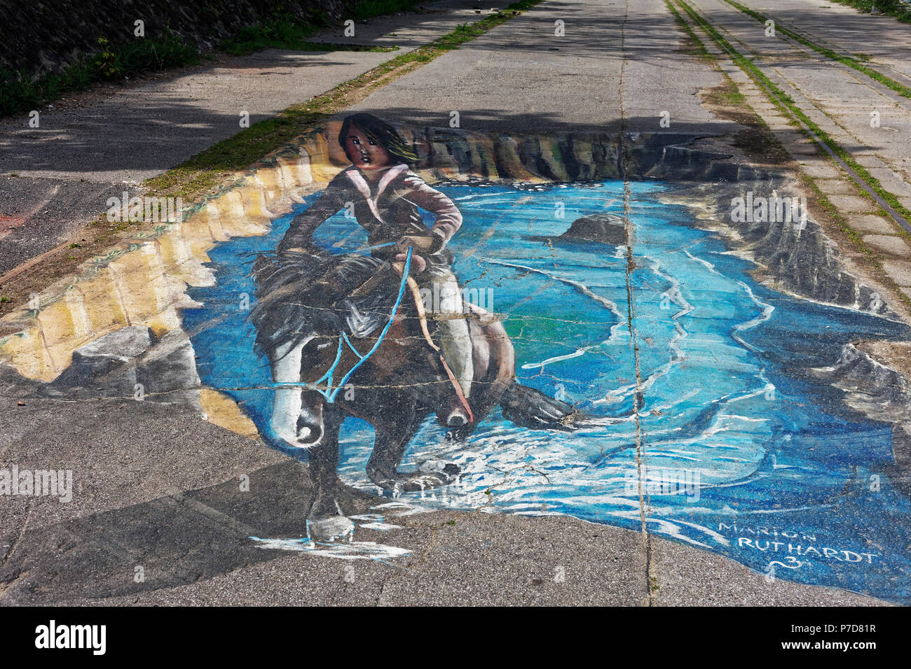 Horse-rider qui émerge de la mer, 3-D la peinture sur l'asphalte, par Marion Ruthardt, Galerie du côté du Rhin, Krefeld Uerdingen, NRW Banque D'Images