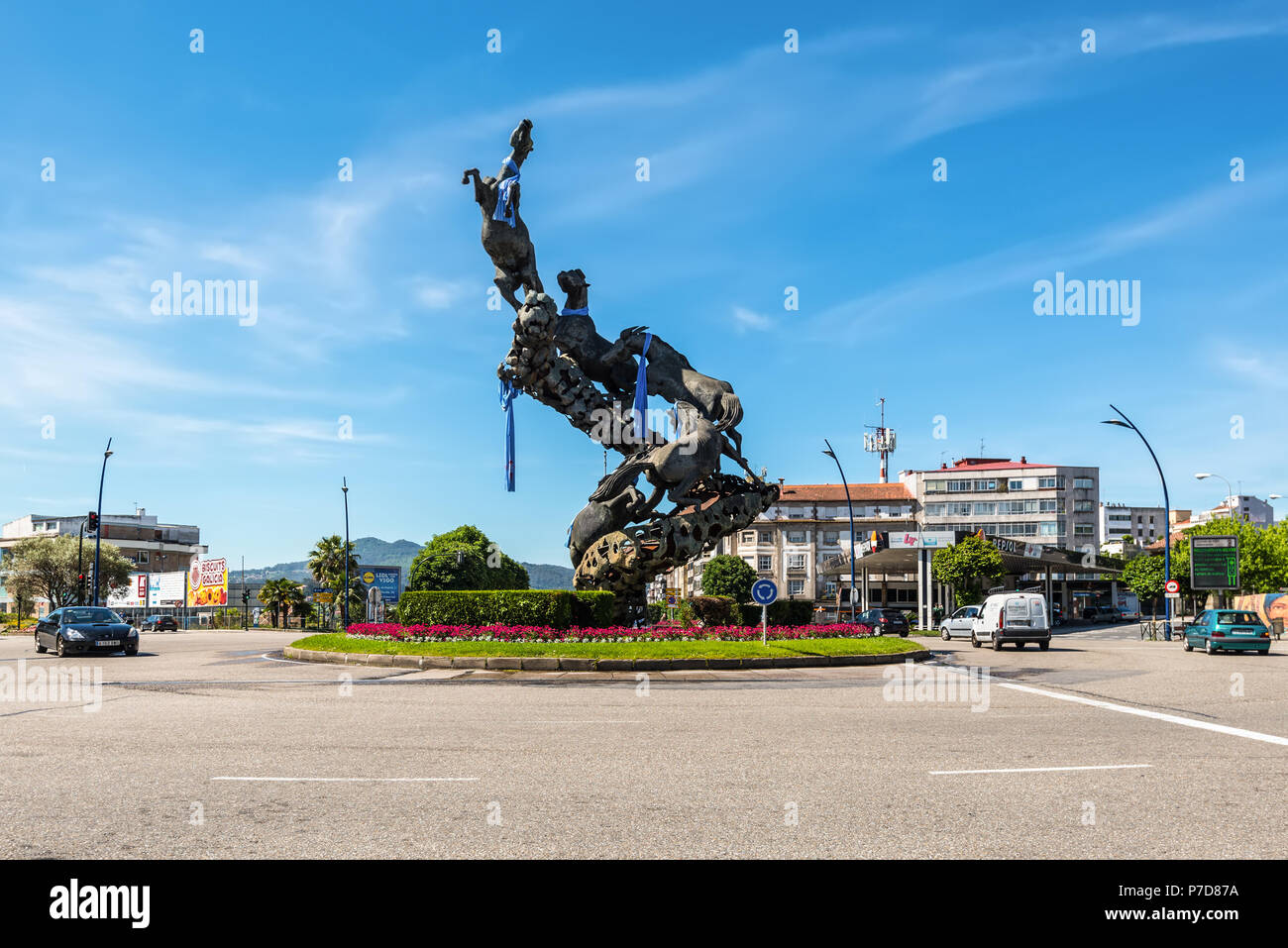 Vigo, Espagne - 20 mai 2017 : sculpture cheval en place d'Espagne (Plaza de España) de Vigo, Galice, Espagne. Maillots de football la pendaison. Banque D'Images