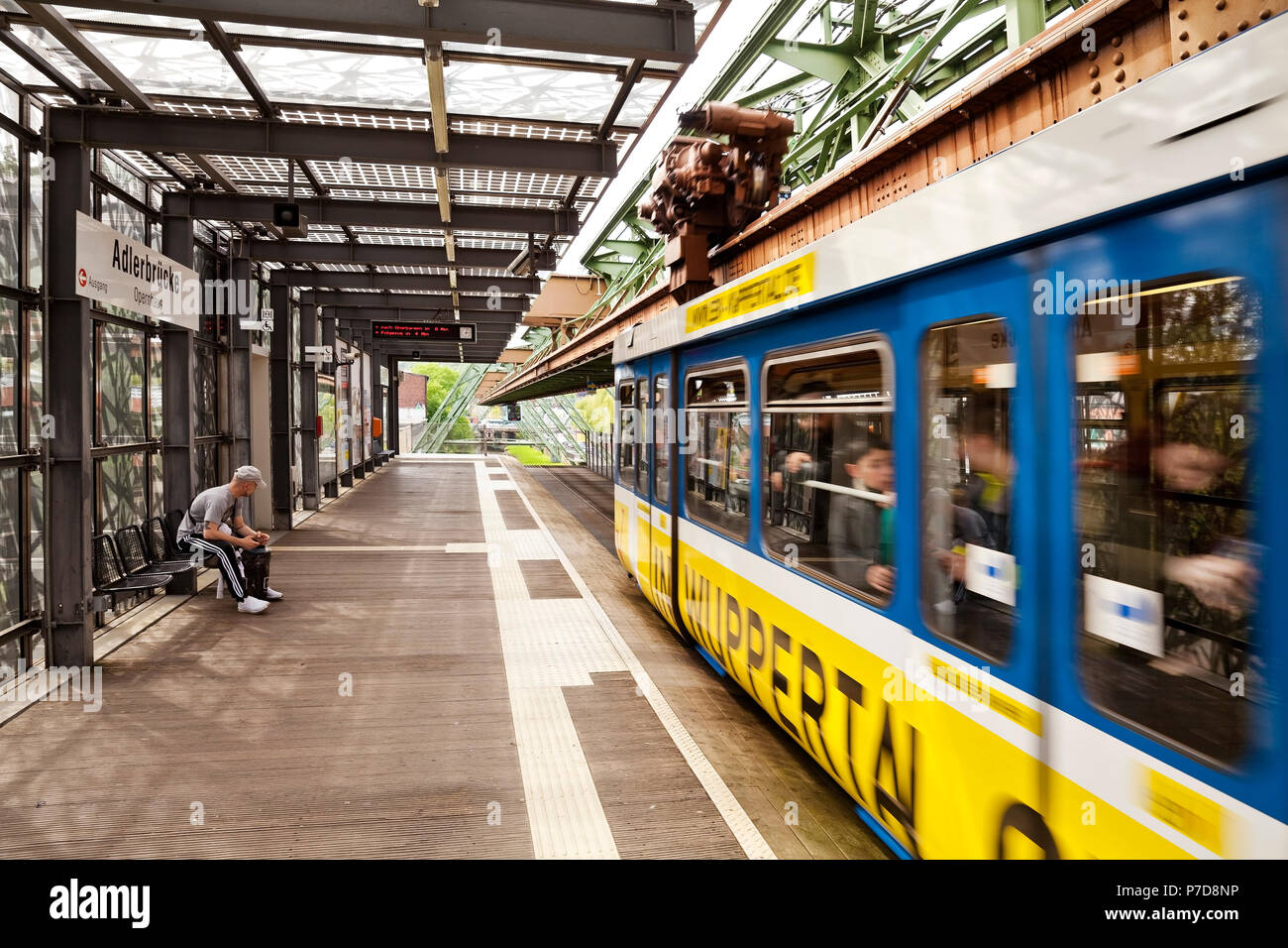 Voyageant à la gare ferroviaire de suspension Adlerbrücke, Wuppertal, région du Bergisches Land, Rhénanie du Nord-Westphalie, Allemagne Banque D'Images
