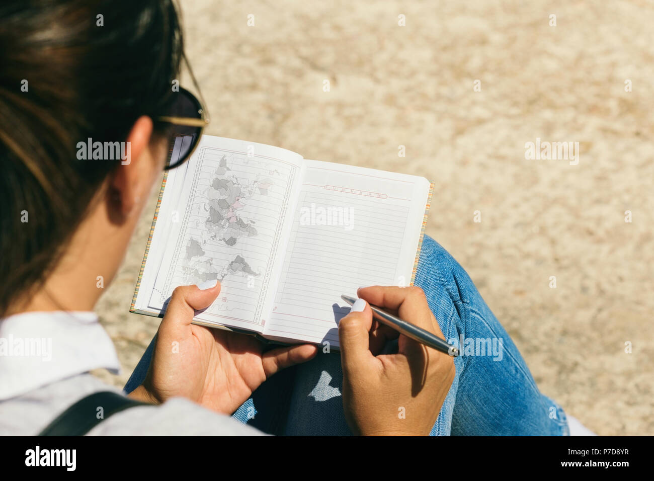 Young businesswoman liste des pays à voir. Liste des concepts de voyage Banque D'Images