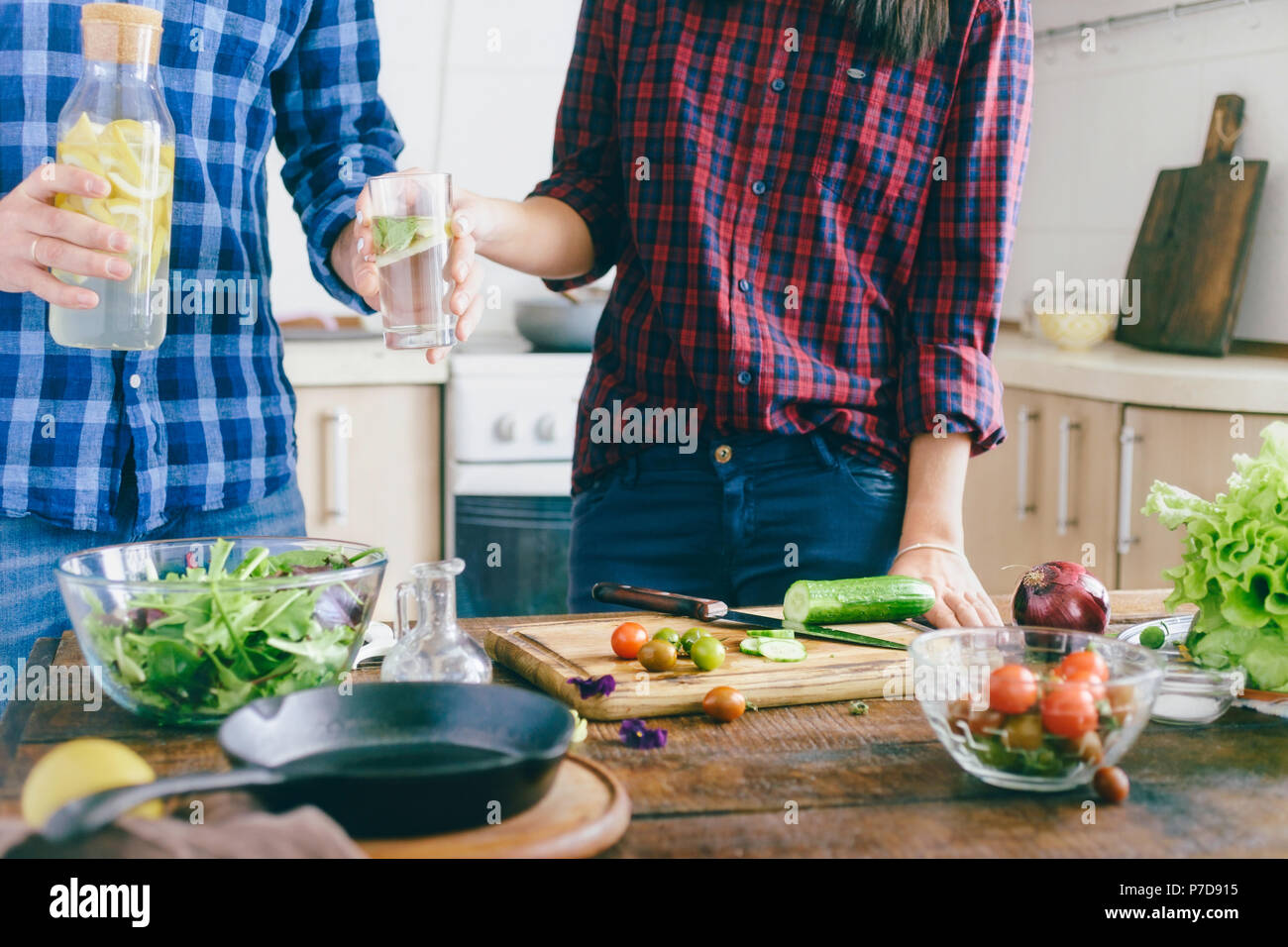 Couple est la préparation de la lumière saine dîner à la maison dans la cuisine. Concept d'aliments sains Banque D'Images