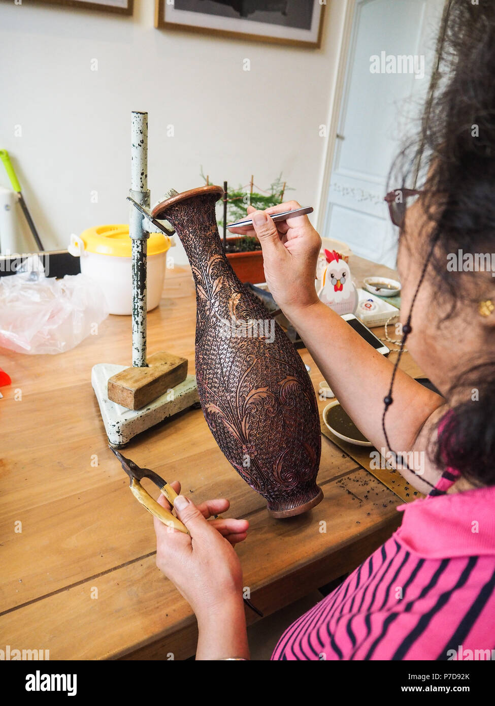 Collage en forme de femme de minuscules fils cloisonné à un vase de cuivre de la création d'un modèle construit de façon complexe pour un vase cloisonné émail, Beijing, Chine Banque D'Images