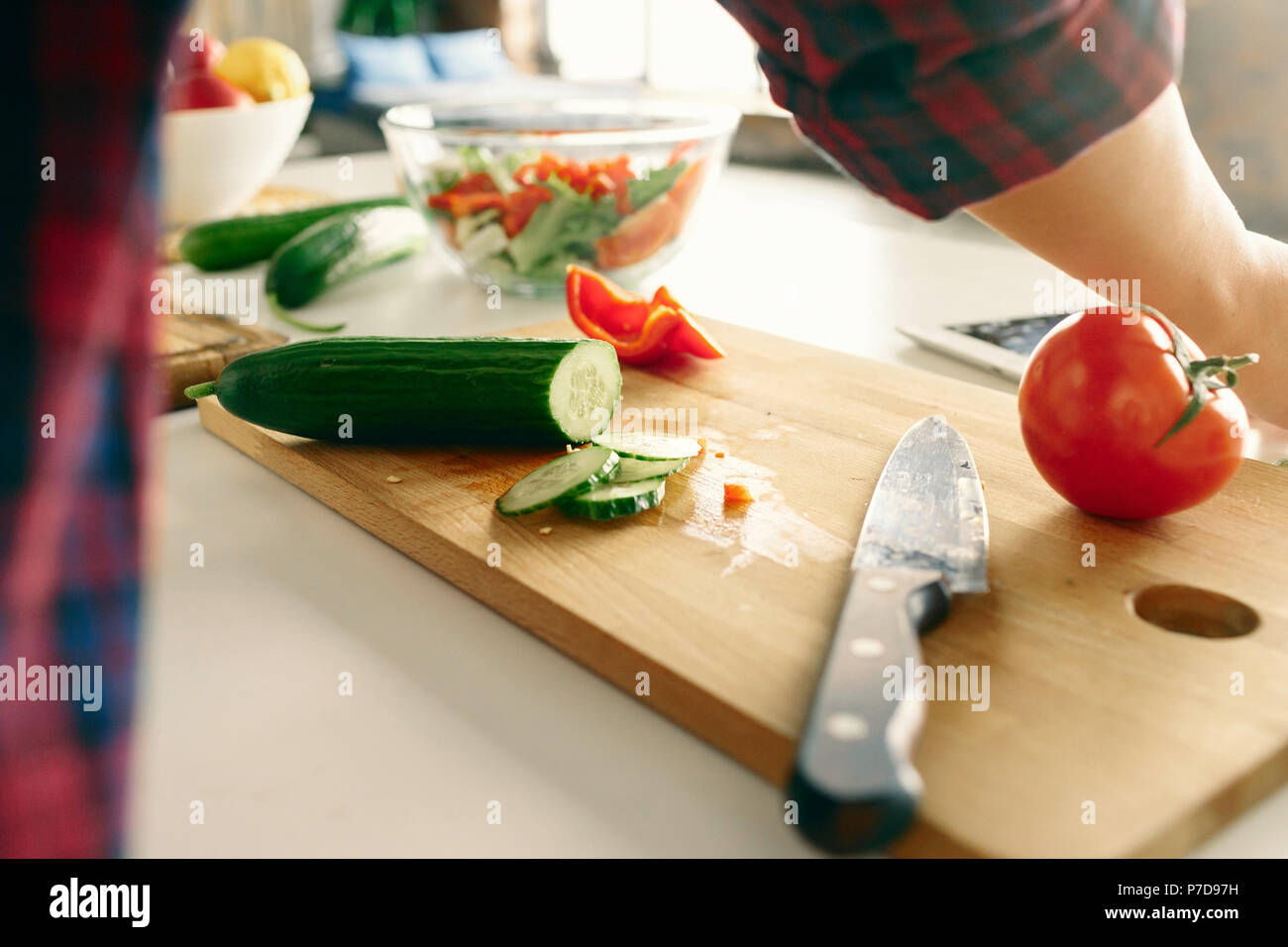 Concept d'aliments sains. Close up femme mains cuisine végétarienne saine simple salade à la maison dans la cuisine Banque D'Images