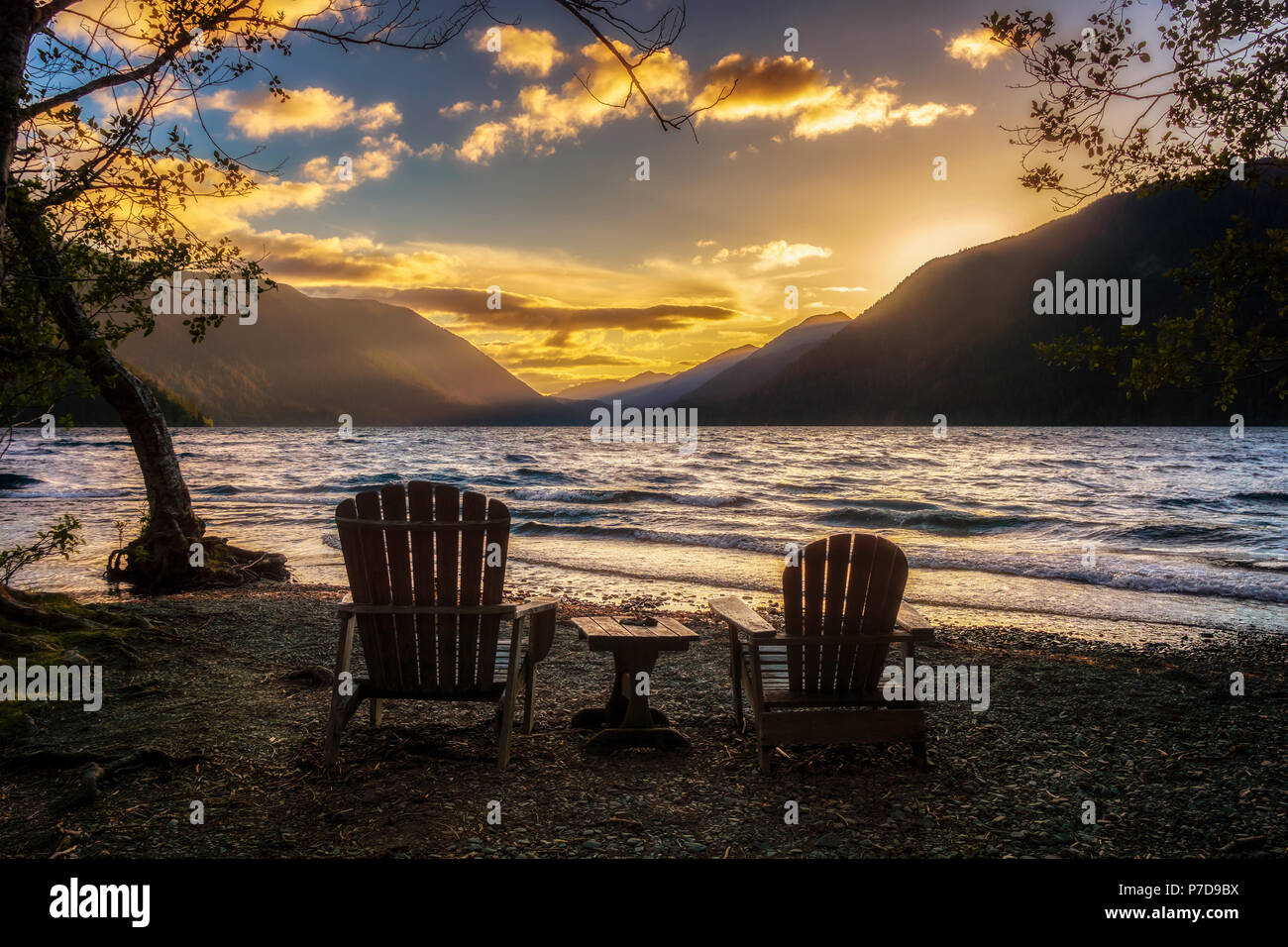 Coucher du soleil sur le lac Crescent avec deux chaises en bois sur la rive, Olympic National Park, Washington State, USA. Banque D'Images