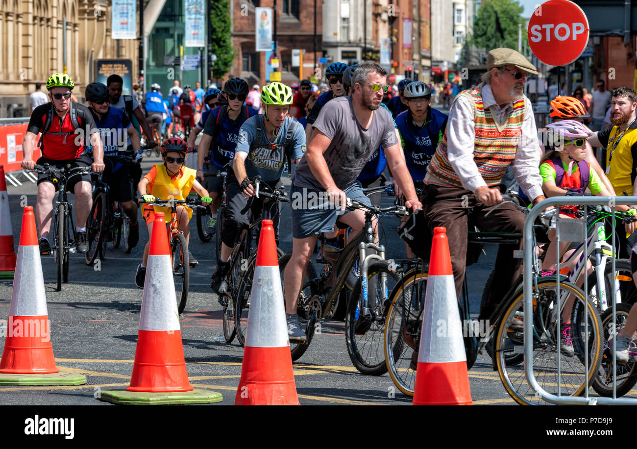 Les cyclistes participant à l'UKs 2018 HSBC vous permet de monter l'événement Manchester Banque D'Images