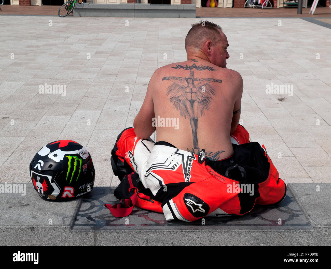 Un motard tatoué repose à Brighton Banque D'Images