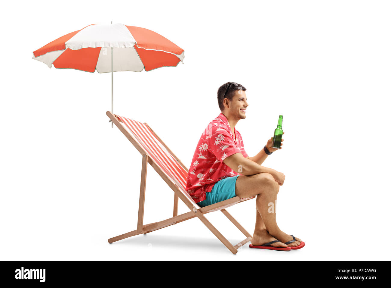 Touristique avec une bouteille de bière assis dans une chaise longue avec un parapluie isolé sur fond blanc Banque D'Images