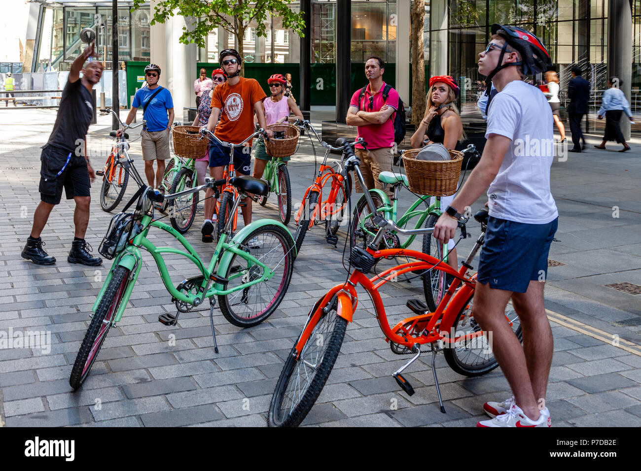 Les touristes s'arrêter dans 'La Ville' pendant un tour en vélo des sites touristiques de Londres, Londres, Royaume-Uni Banque D'Images Les touristes s'arrêter dans 'La Ville' pendant un tour en vélo des sites touristiques de Londres, Londres, Royaume-Uni Banque D'Images