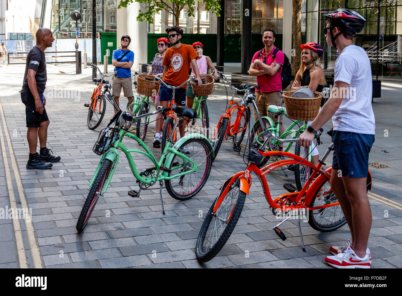Les touristes s'arrêter dans 'La Ville' pendant un tour en vélo des sites touristiques de Londres, Londres, Royaume-Uni Banque D'Images Les touristes s'arrêter dans 'La Ville' pendant un tour en vélo des sites touristiques de Londres, Londres, Royaume-Uni Banque D'Images