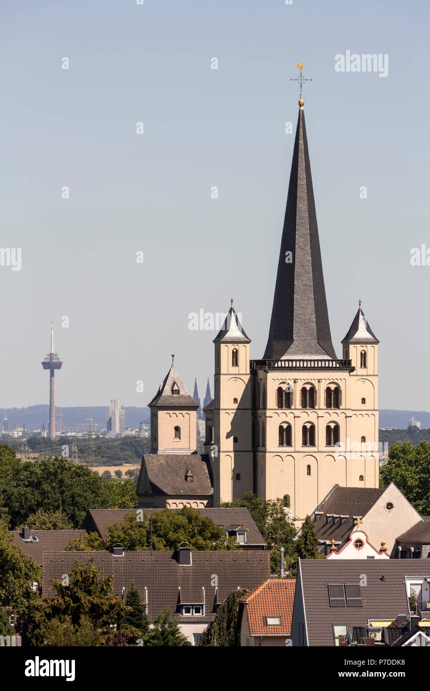 Bei Brauweiler Pulheim, Abteikirche, Blick von Westen, im Hintergrund Köln  mit Fernsehturm und Kölner Dom Photo Stock - Alamy