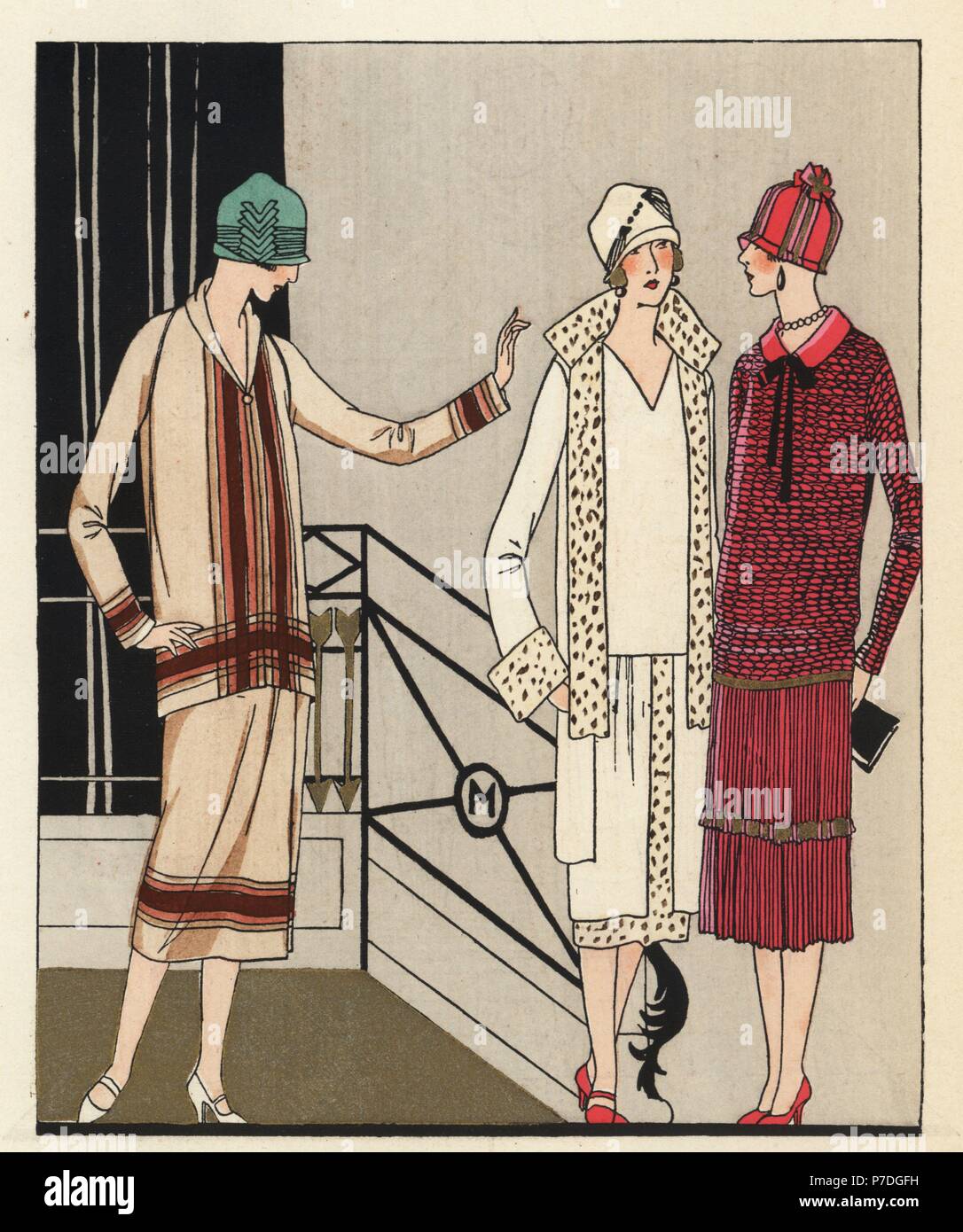 Les femmes en robes et costumes d'après-midi. Coloriée pochoir (stencil) lithographie du magazine de mode de luxe français Art, la goutte, Beaute, 1925. Banque D'Images