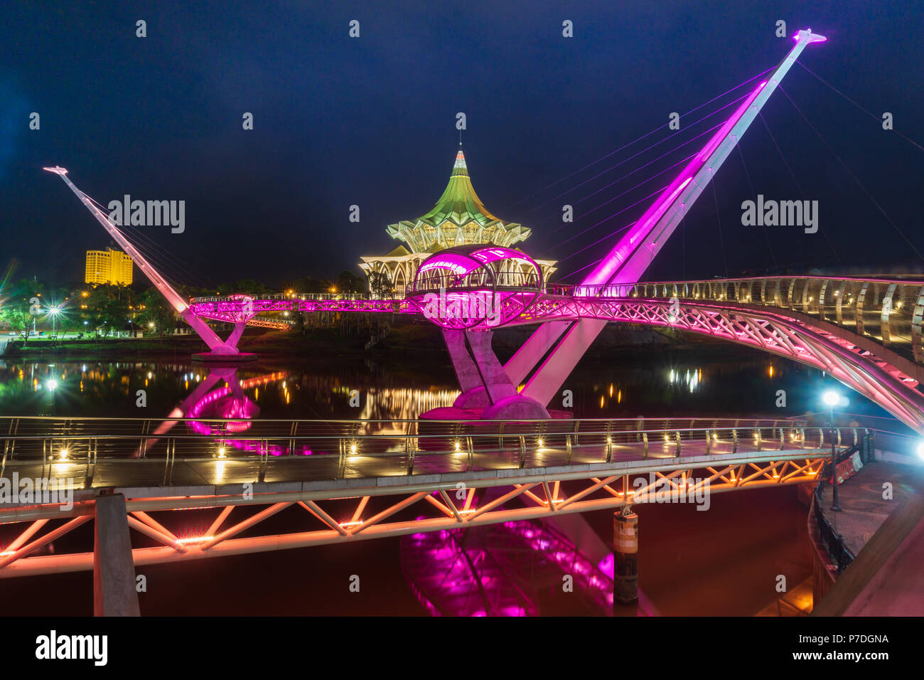 Darul Hana (Pont Jambatan Darul Hana) est mieux connu comme le pont d'or construit sur la rivière Sarawak. Banque D'Images