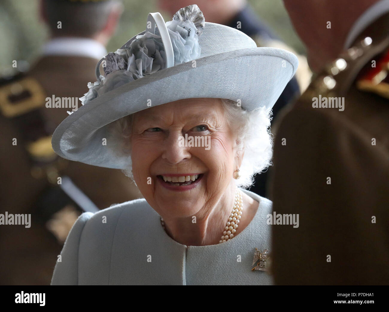 La reine Elizabeth II , le Colonel-en-chef Royal Scots Dragoon Guards (Carabiniers et de gris) au cours d'une réception après qu'elle a présenté une nouvelle norme pour le régiment à Leuchars Fife en station. Banque D'Images