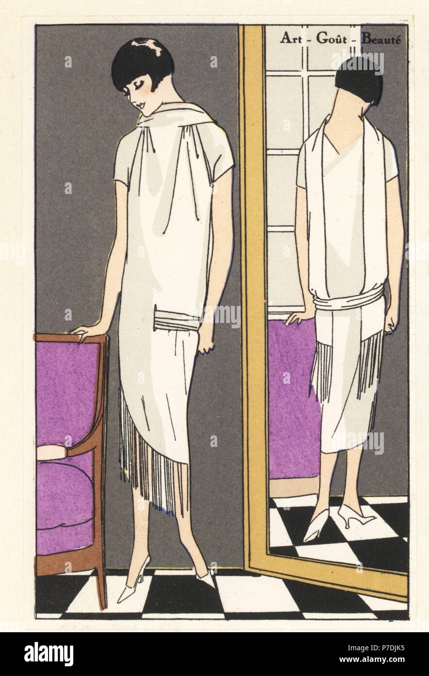 Femme debout en face du miroir en après-midi, robe de soie blanche serge avec frange. Coloriée pochoir (stencil) lithographie du magazine de mode de luxe français Art, la goutte, Beaute, 1925. Banque D'Images