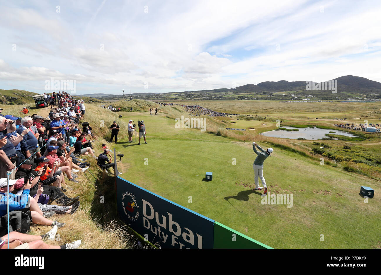 Regarder la foule l'Irlande du Nord Rory McIlroy tee off le septième au cours de la première journée de l'Open d'Irlande Dubai Duty Free à Ballyliffin Golf Club. Banque D'Images