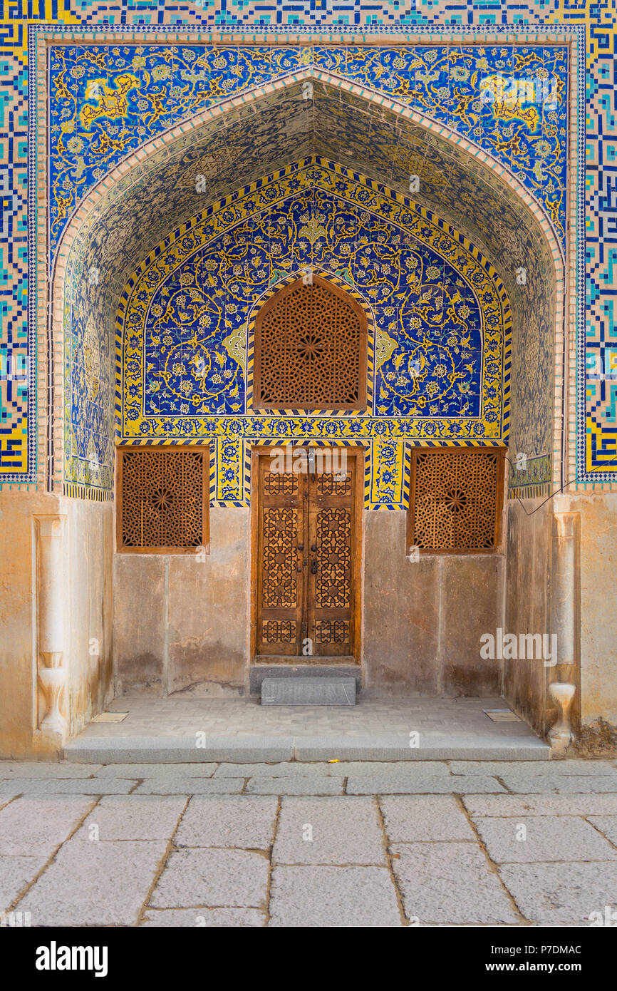 Vue sur l'avant d'un grand arc façon joliment décorées de carreaux de mosaïque en conduisant à treillis de bois sculpté de portes et fenêtres, volets dans la Grande Mosquée, Banque D'Images