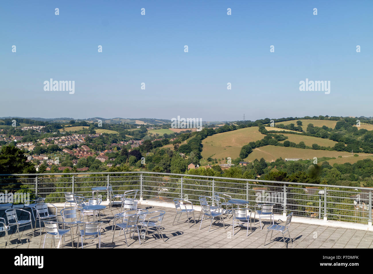L'Université d'Exeter, le Campus Streatham, Exeter, Devon, Angleterre, Royaume-Uni. Student & guest patio avec coin salon donnant sur la vallée de Devon Exe Banque D'Images