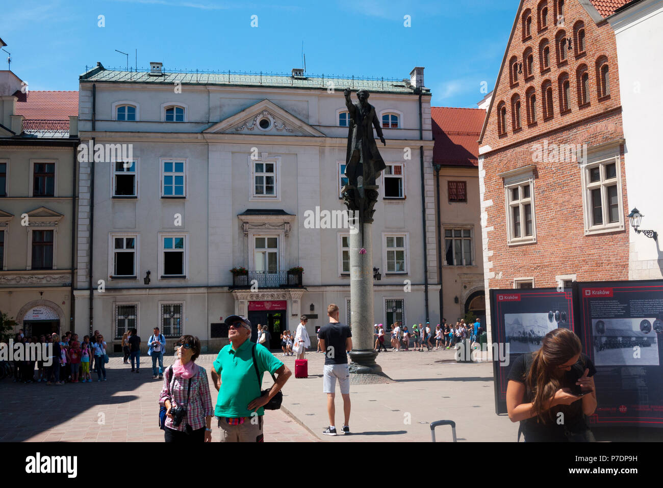 Une petite place à Cracovie pleine de touristes, Cracovie, Pologne, Europe. Banque D'Images