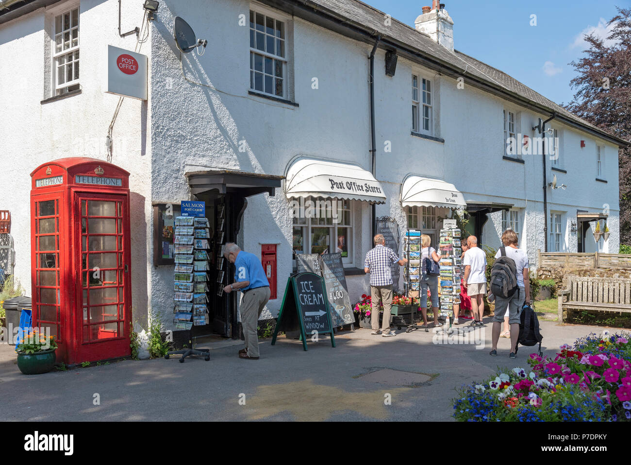 Dartmoor National Park, Devon, Angleterre, Royaume-Uni. Les touristes s'arrêter pour faire des achats au magasin du village à Postbridge une petite communauté au sein de ce célèbre parc. Banque D'Images