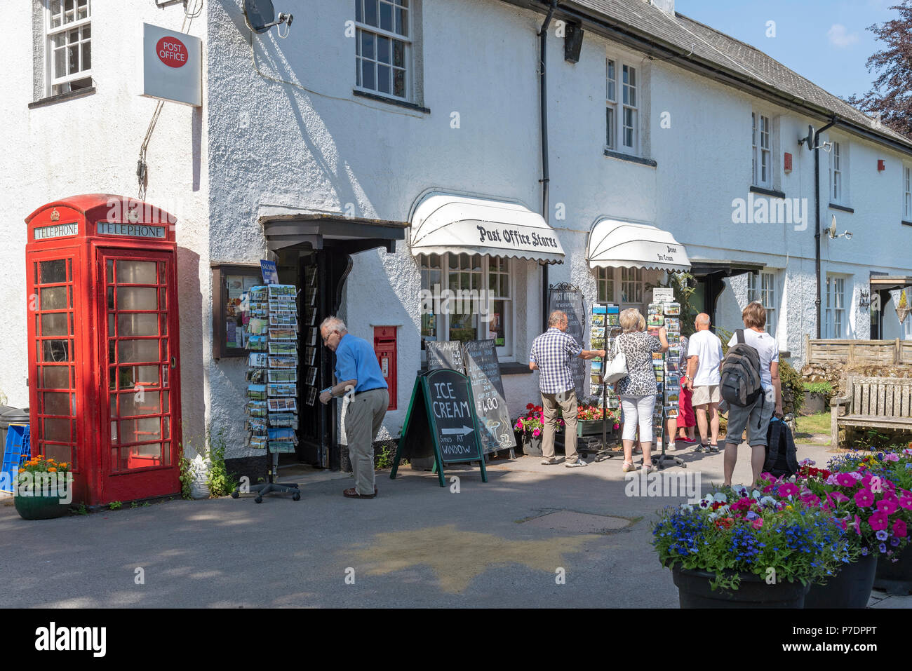 Dartmoor National Park, Devon, Angleterre, Royaume-Uni. Les touristes s'arrêter pour faire des achats au magasin du village à Postbridge une petite communauté au sein de ce célèbre parc. Banque D'Images