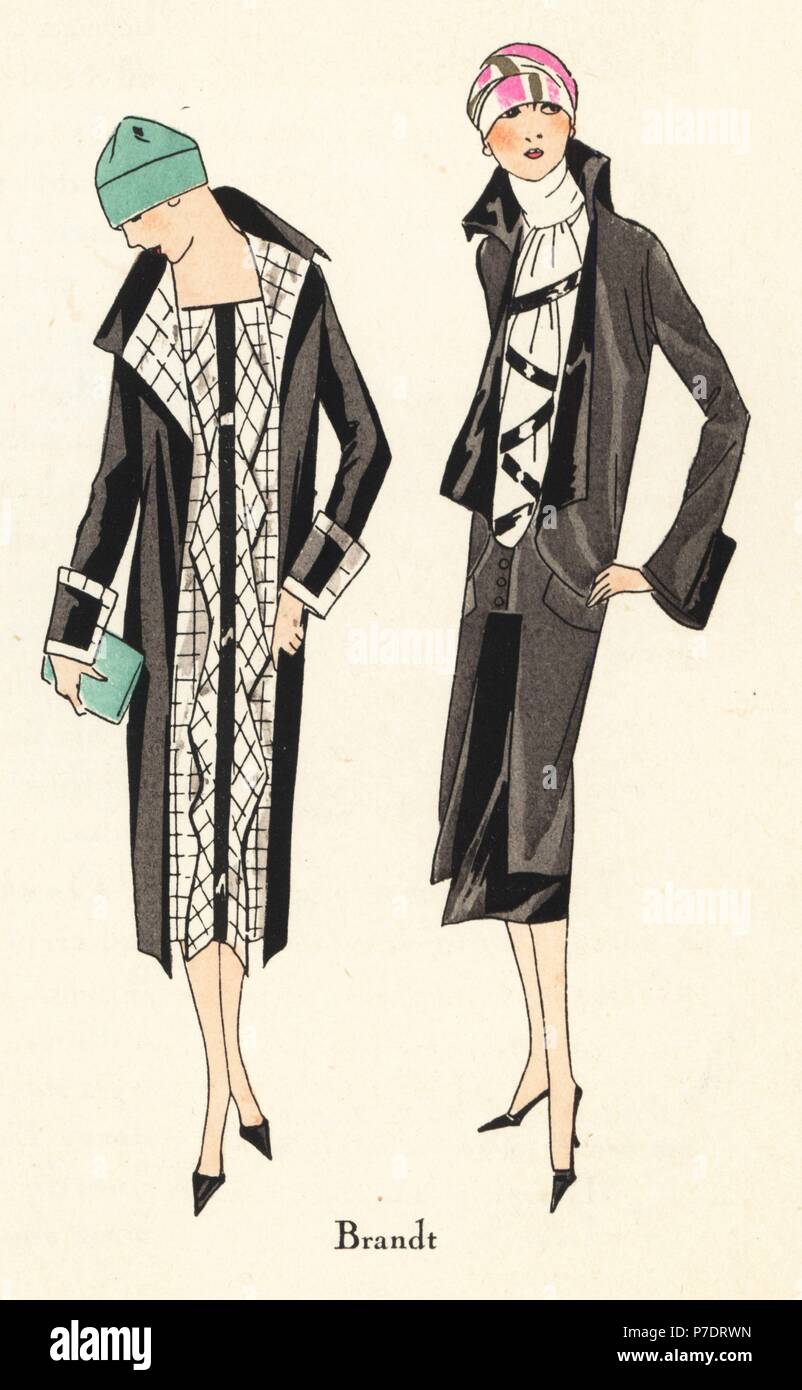 Les femmes en noir et blanc, robes et manteaux portant des chapeaux cloche.  Coloriée pochoir (stencil) lithographie du magazine de mode de luxe  français Art, la goutte, Beaute, 1925 Photo Stock - Alamy