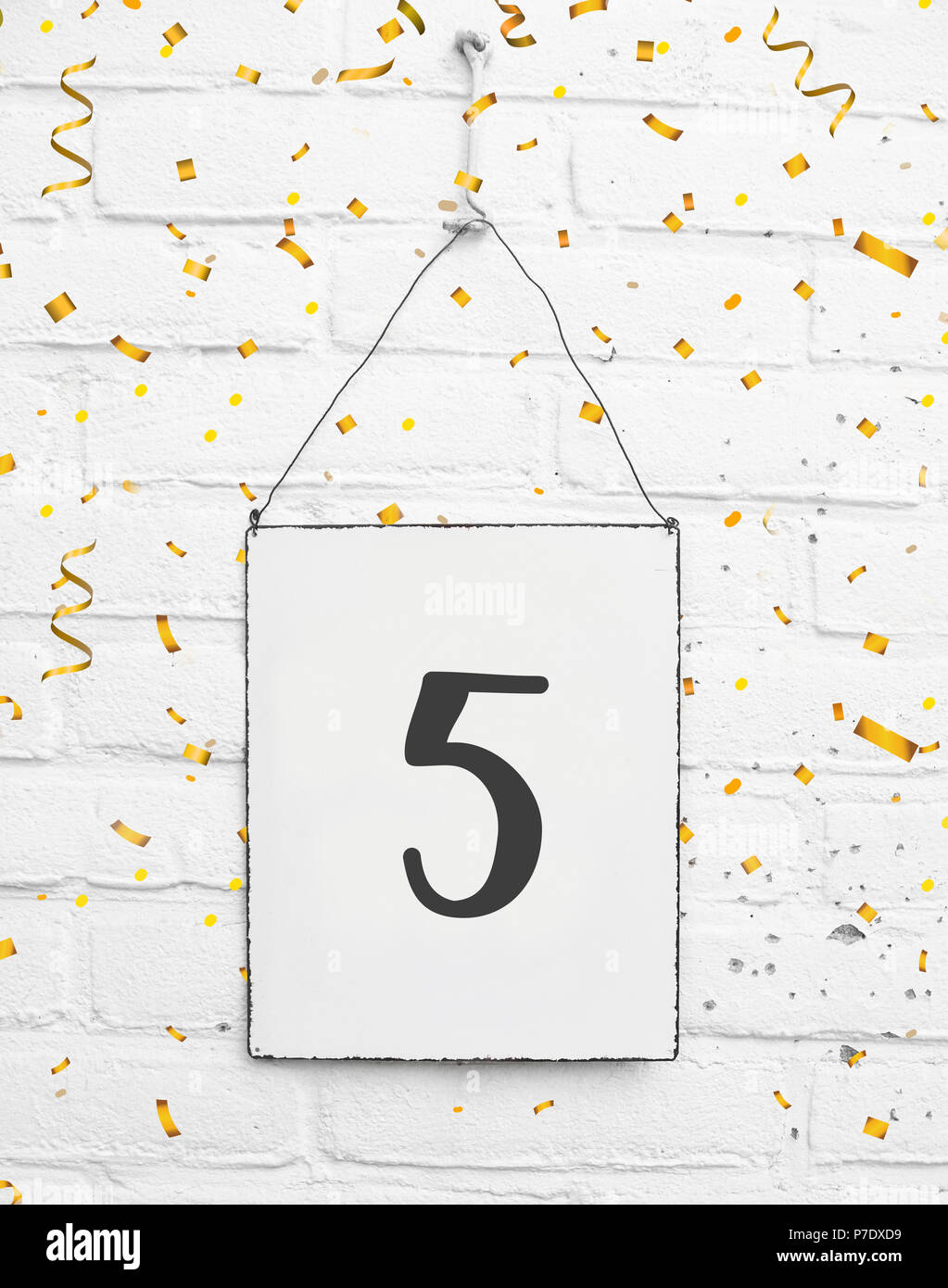 5 Cinq Ans Carte Anniversaire Texte Avec Golden Confetti Numero 5 Photo Stock Alamy