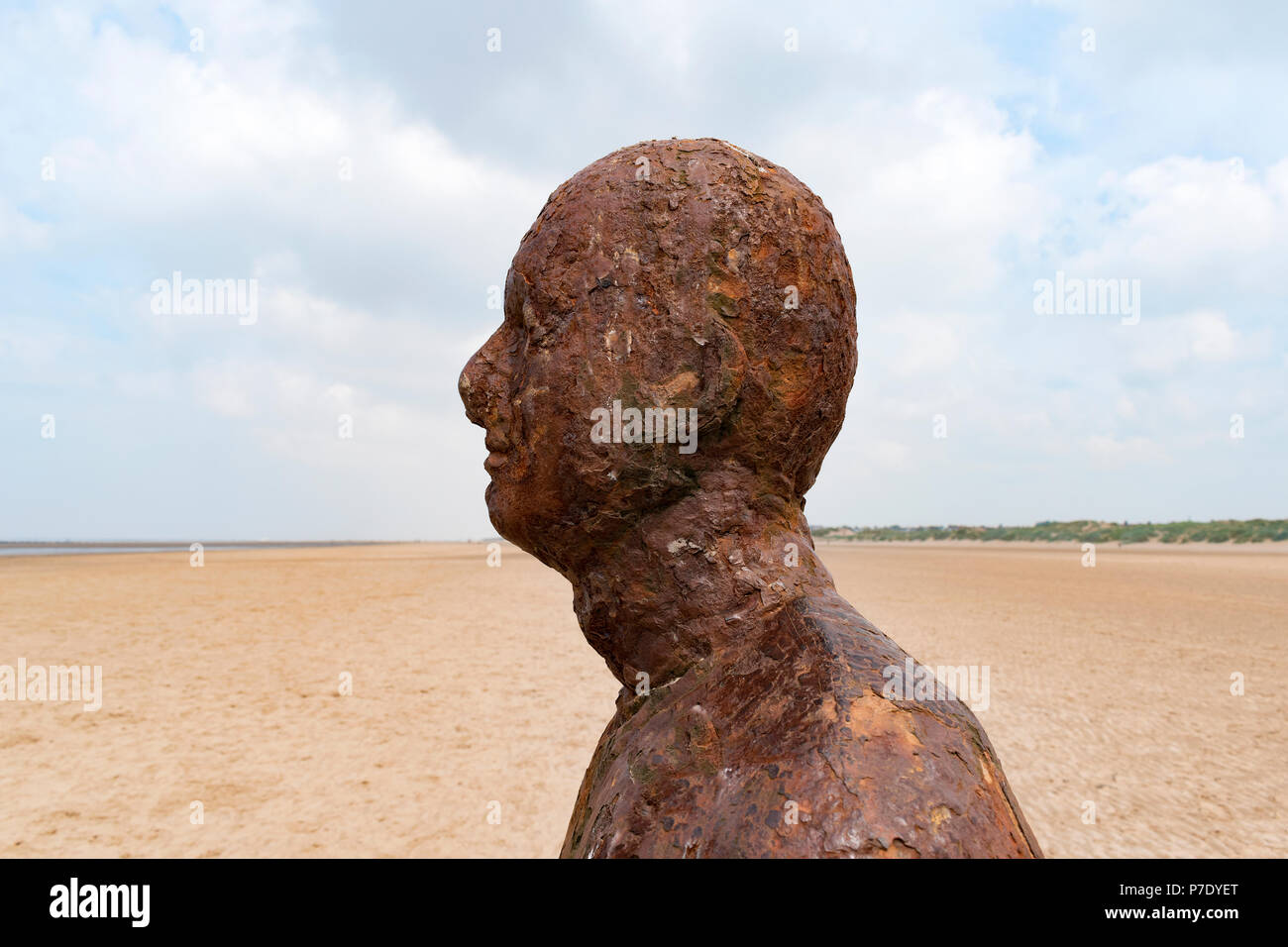 Un autre endroit d'une installation d'art moderne sur Crosby Beach, Liverpool, UK.par le sculpteur Antony Gormley Banque D'Images