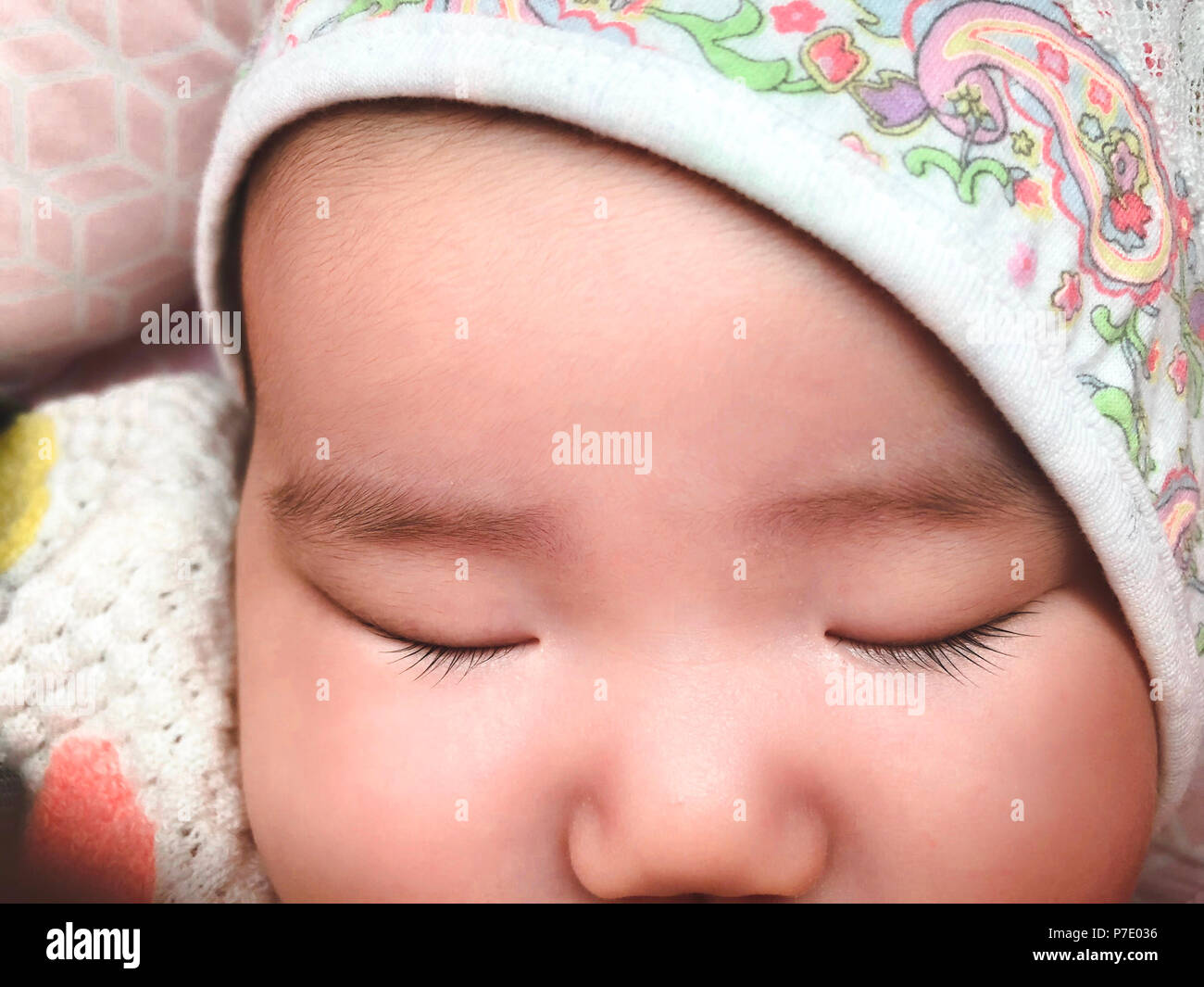 Cute Asian newborn baby girl sieste dans siège-auto sur sunny day Banque D'Images