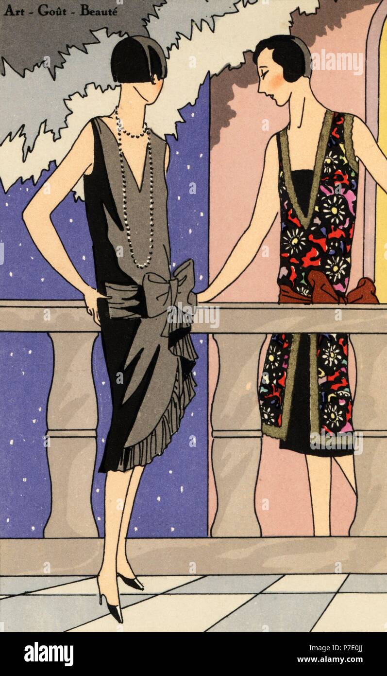 Les femmes sur une terrasse portant des robes en après-midi et taffetas noir crêpe imprimé boiteux. Coloriée pochoir (stencil) lithographie du magazine de mode de luxe français Art, la goutte, Beaute, 1926. Banque D'Images