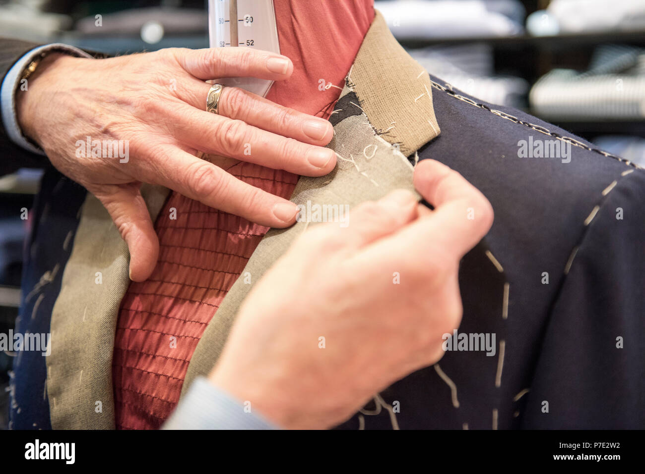 Veste de costume sur mesure sur mesure La préparation sur mannequin tailleurs, Close up of hands Banque D'Images