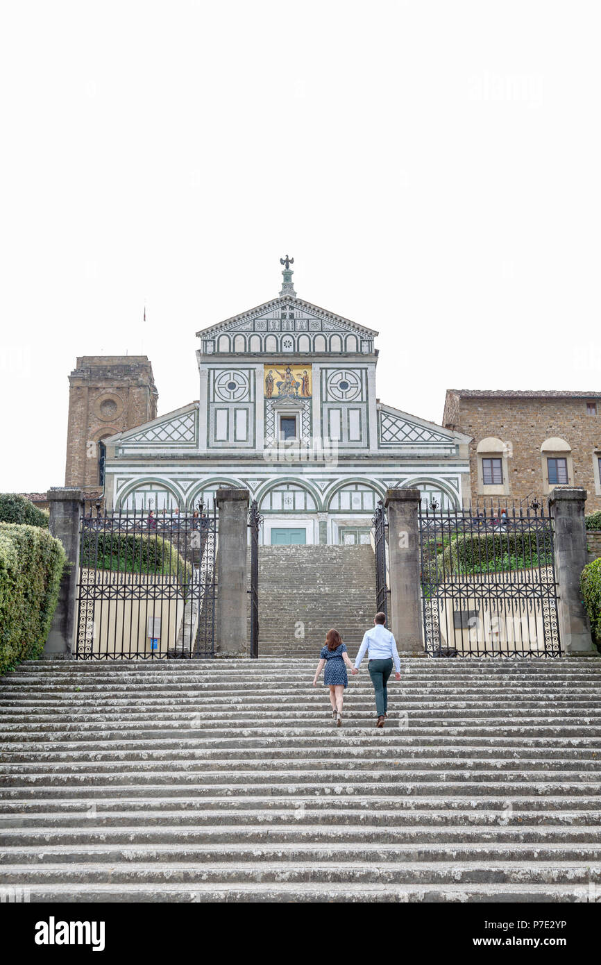 Jeune couple étapes ascendantes, église San Miniato al Monte, Florence, Toscane, Italie Banque D'Images