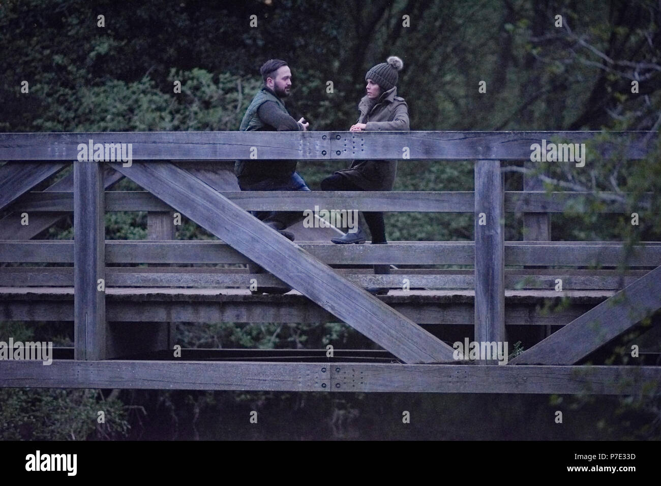 L'homme et de la femme en milieu rural bridge at Dusk de parler Banque D'Images