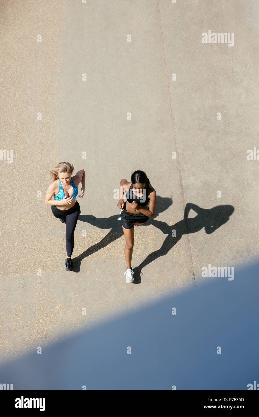 Les jeunes femmes s'exécutant sur road Banque D'Images
