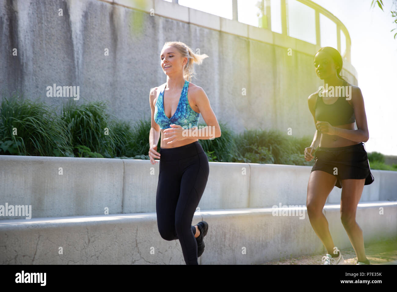 Les jeunes femmes running in park Banque D'Images