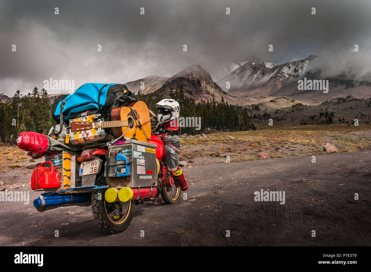 Moto chargée sur la route avec ciel dramatique sur le Mont Shasta, Californie, USA Banque D'Images