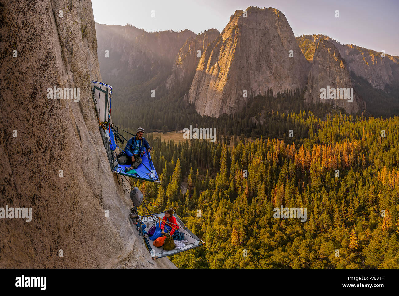 Deux grimpeurs sur portaledges sur triple direct, El Capitan, Yosemite Valley, California, USA Banque D'Images