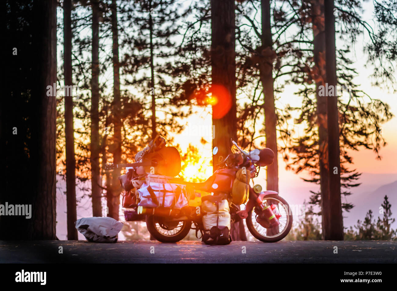 Partie déchargés moto garée sur la route forestière au coucher du soleil, Yosemite National Park, California, USA Banque D'Images