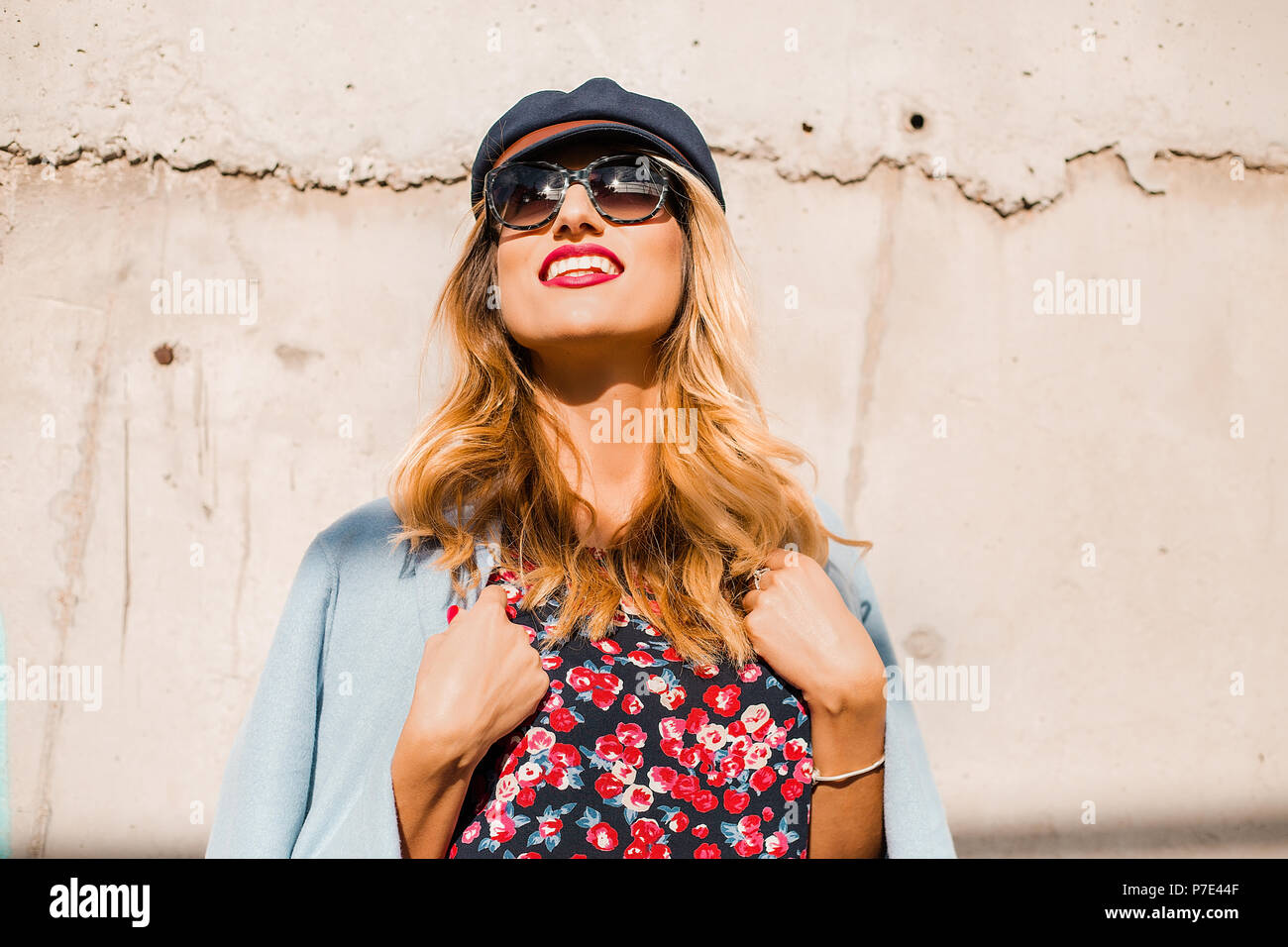 Portrait de femme portant des lunettes de soleil et chapeau garçon baker  jusqu'à Photo Stock - Alamy